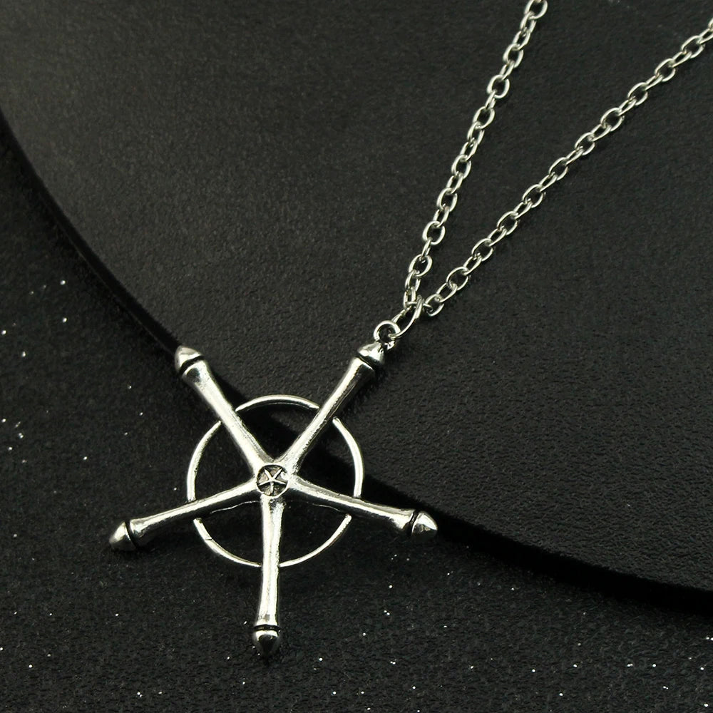 Anime Bleach Ulquiorra Cifer Mask Keychain Fashion Kurosaki Ichigo Broken Masks Pendant Metal Choker Necklace Fans Cosplay Gifts