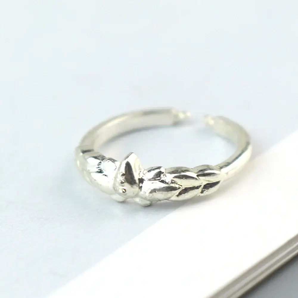 Silver cat-themed frieren ring with braided texture and polished finish made from zinc alloy