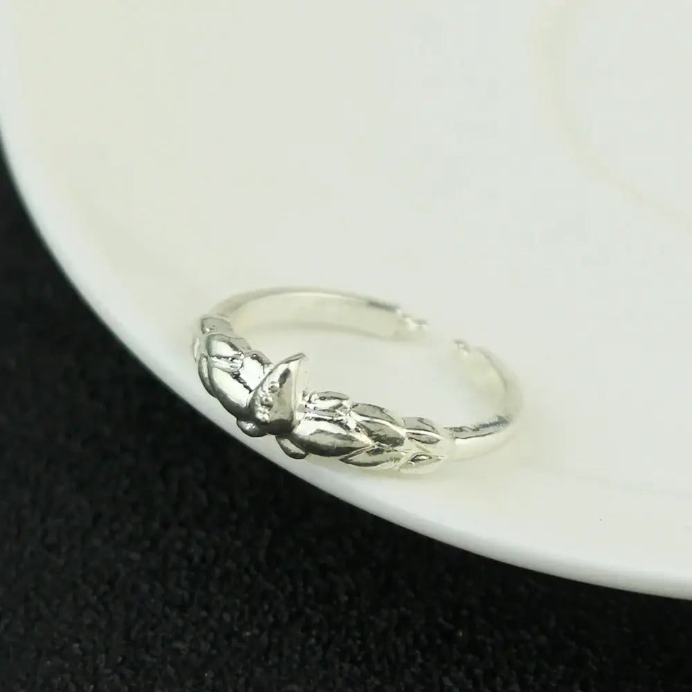 Silver fox-themed adjustable ring with intricate leaf detailing and polished metallic finish made of zinc alloy