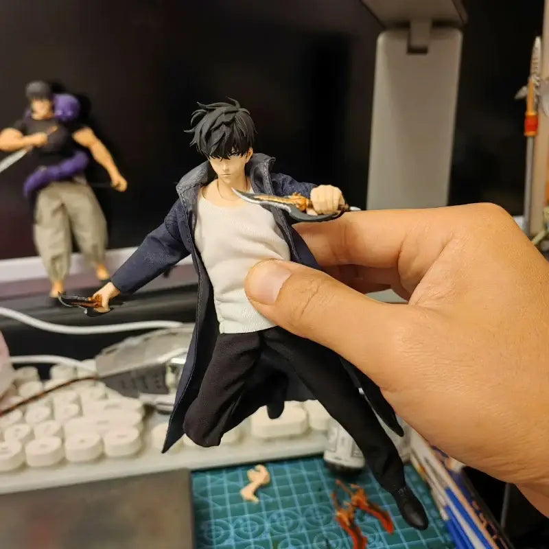 Solo leveling sung jin-woo action figure in navy blue coat holding two knives 1/12 scale collectible toy