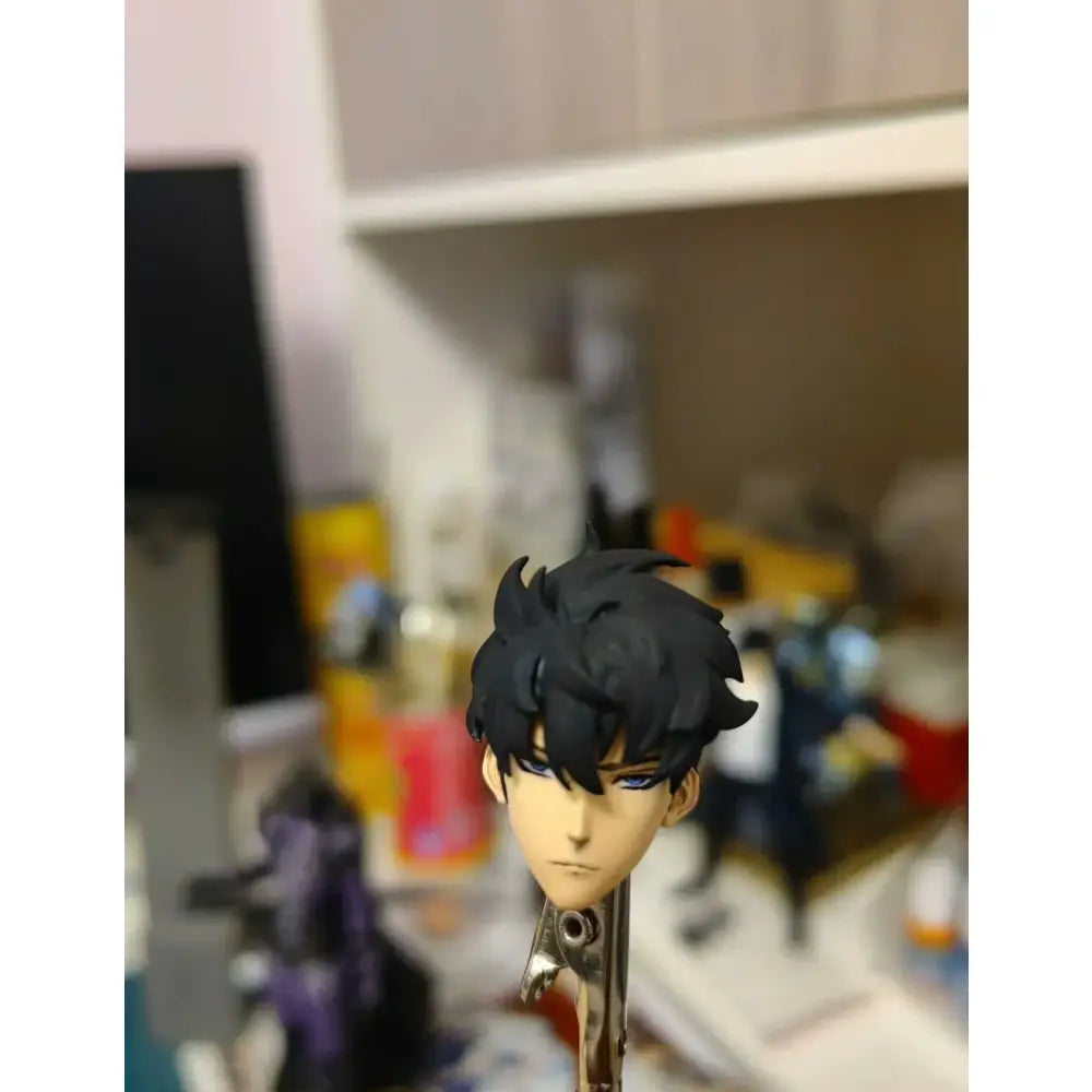 Solo leveling sung jin-woo articulated figure head sculpt with black spiky hair and detailed blue eyes held by metal clamp