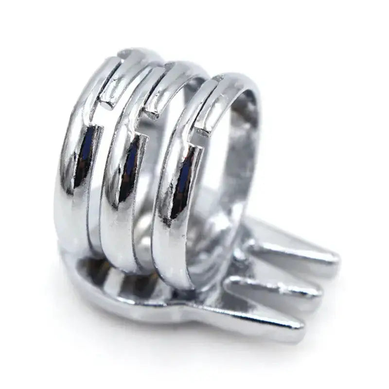 Chrome-finished metal adjustable skull ring designed as a hand with five fingers and sharp-edged interlocking bands