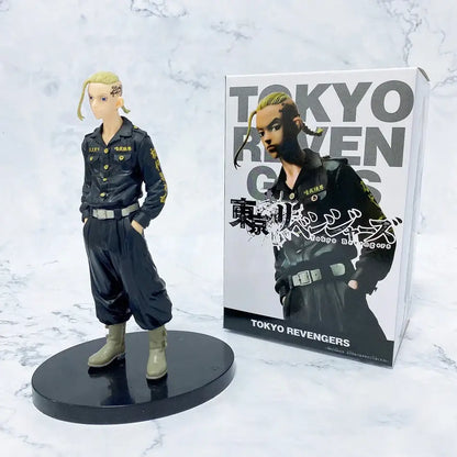 Black and gold tokyo revengers hanma pvc figure with blonde hair standing on circular base from 5-piece figure set